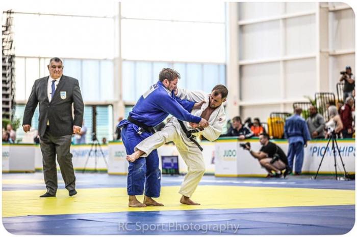Osoto gari coming....