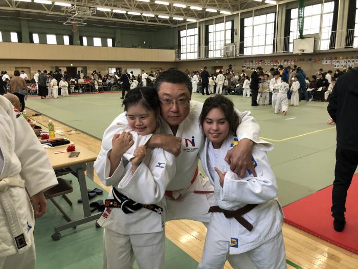 My girl and her oppenent in a very special comp in Japan and the man in the middle is Tomoo Hamana Sensei In charge of the ID Judo develoment for the AJJF